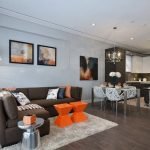 Mesa naranja en un interior gris