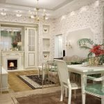 Muebles ligeros en el interior del salón-comedor.