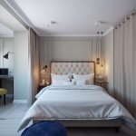Habitación pequeña con balcón.