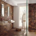 Azulejos de mármol en el baño.