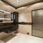 Decoración de baño clásica en marrón