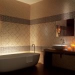 Hermoso azulejo tendido en el baño
