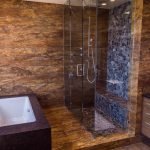 Cuarto de baño con azulejos marrones