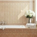 Azulejos beige en el baño.