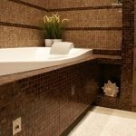 Mosaico de azulejos marrones en el baño