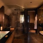 Decoración oscura del baño