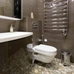 Pequeño baño en marrón