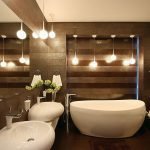 Iluminación brillante en el baño