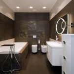 Techo blanco y paredes marrones en el baño.