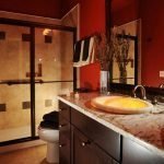 La combinación de rojo y marrón en la decoración del baño.