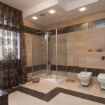 Cuarto de baño con azulejos marrones