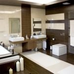Amplio baño con azulejos combinados.