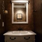 Paredes marrones en el baño