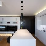 Muebles blancos en el interior.