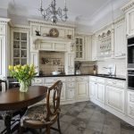 Cocina de estilo clásico en el apartamento