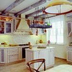 Estante colgante sobre la mesa