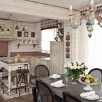Cocina combinada con comedor.