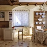 Cocina con áreas de trabajo y comedor.