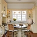 Muebles de marfil en la cocina.