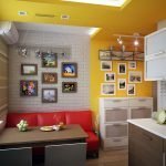 Sofá rojo en un interior blanco y amarillo.