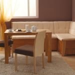 Interior con paredes marrones