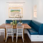 Sillas blancas junto a una mesa de madera