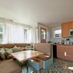 Muebles de cocina con microondas integrado.