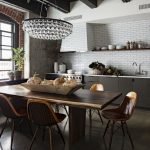 Decoración de techo con vigas de madera.