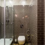 Azulejo marrón con un patrón amarillo en el piso