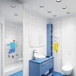 Muebles azules en un interior blanco.