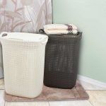 Cestas de mimbre en el baño.