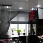 La combinación de colores negro, rojo y blanco en el interior.
