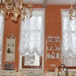 La combinación de cortinas blancas y paredes anaranjadas.