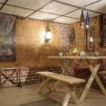 Mesa y bancos de madera.