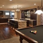 Sótano con salón, cocina y sala de billar.