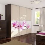 Flores en las puertas del armario