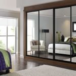 Armario con espejo para una habitación moderna