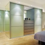 Amplios muebles de gabinete para el dormitorio.