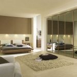 Mueble espejo en el dormitorio