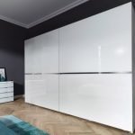 Armario brillante para un dormitorio