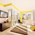 Interior con detalles en amarillo.