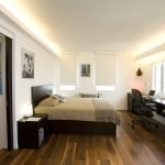 Mesa con sillón junto a la ventana