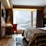 Dormitorio con ventana grande