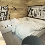 Una selección de fotos en la pared junto a la cama.