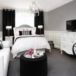 Muebles blancos en el interior.