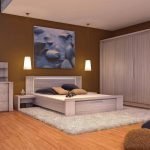 Muebles de madera clara en el dormitorio.