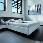 Cama blanca en el interior