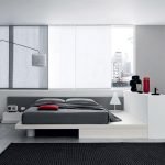 Lámpara de pie junto a la cama