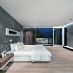 Interior de dormitorio blanco y gris