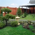 Linterna en el macizo de flores